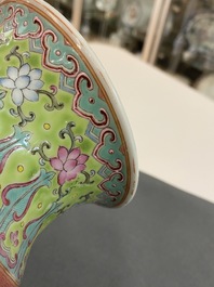 Un vase en porcelaine de Chine famille rose &agrave; fond de couleur vert lime, marque de Qianlong, 19/20&egrave;me
